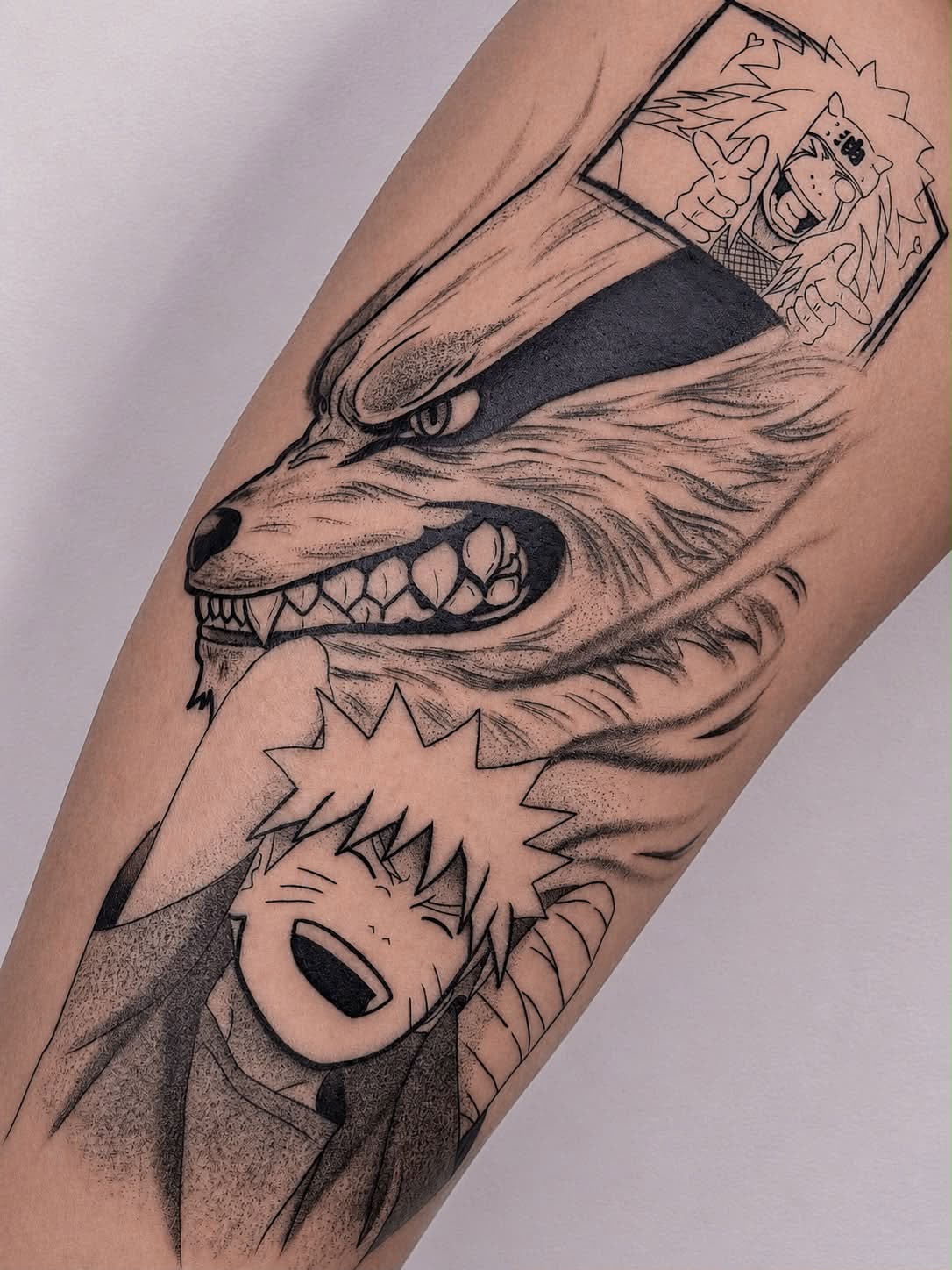 Tatuagem de Naruto e Kurama, combinando um sombreamento para criar uma composição dinâmica e cheia de detalhes.