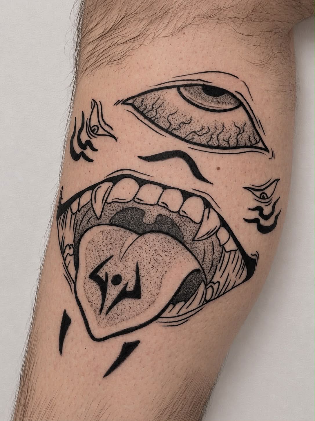 Tatuagem inspirada em Sukuna, de Jujutsu Kaisen, com composição em estilo anime, traços marcantes, alto contraste e pontilhismo. Uma peça intensa e expressiva, destacando os detalhes característicos do personagem.