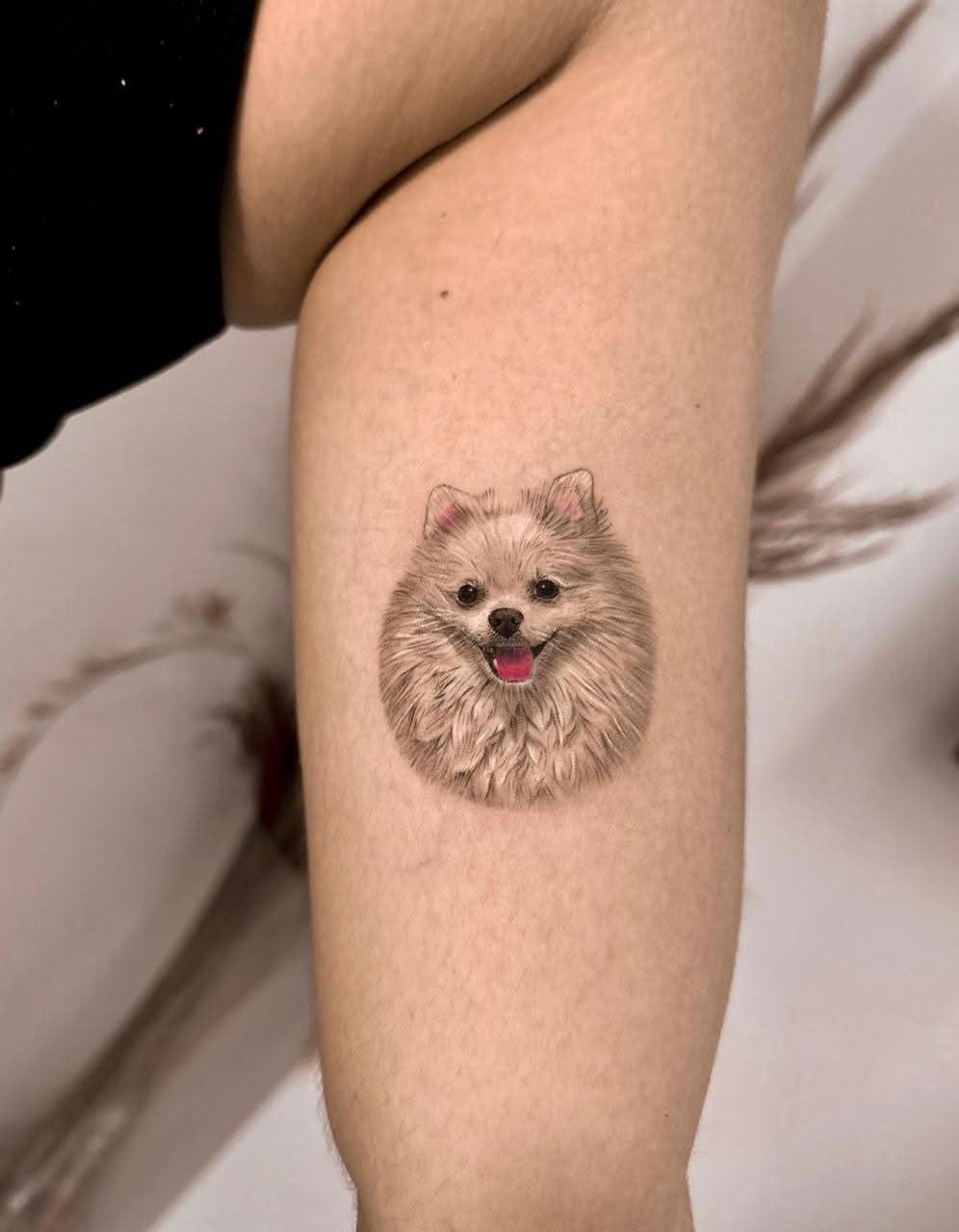 Pet em realismo, tatuagem minimalista com bastante detalhes.