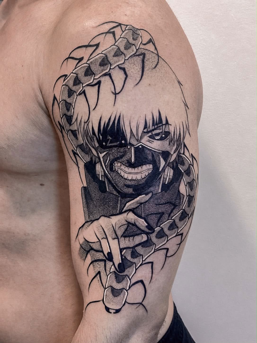 Tatuagem de Ken Kaneki, de Tokyo Ghoul, em estilo anime, com traços marcantes, pontilhismo e alto contraste. Uma composição detalhada que destaca a expressão e a intensidade característica da personagem.